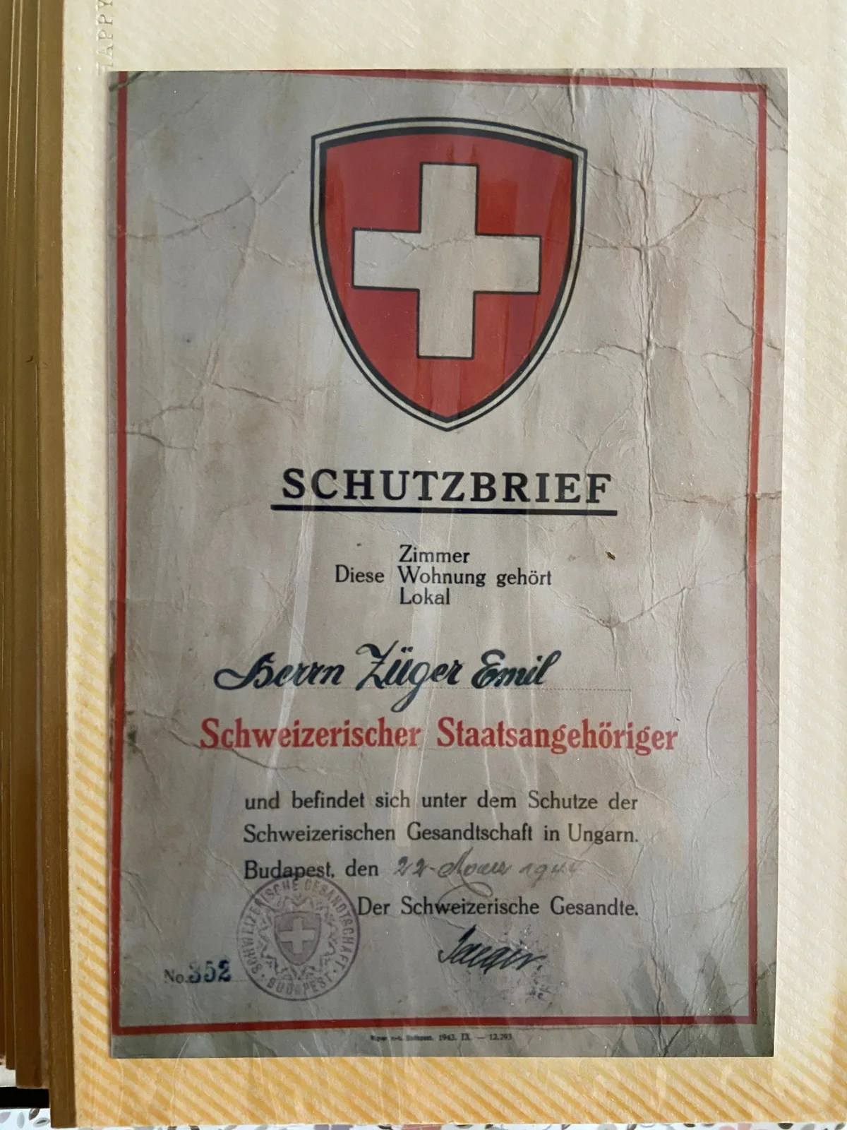 Ein Foto eines Schutzbriefes, abfotografiert aus dem Fotoalbum.